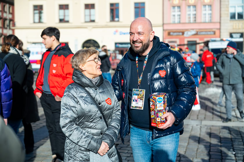 Prezydent Wrocławia Jacek Sutryk zbiera pieniądze do puszki WOŚP